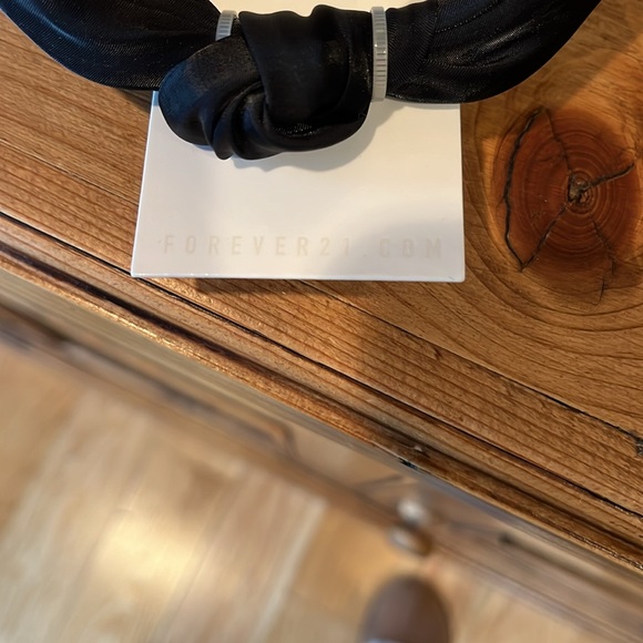 Forever 21 Satin knotted Headband (2) - Picture 5 of 8